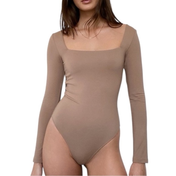 Aritzia Babaton Original Contour Squareneck Bodysuit in Nude Tan size Small - Picture 2 of 9